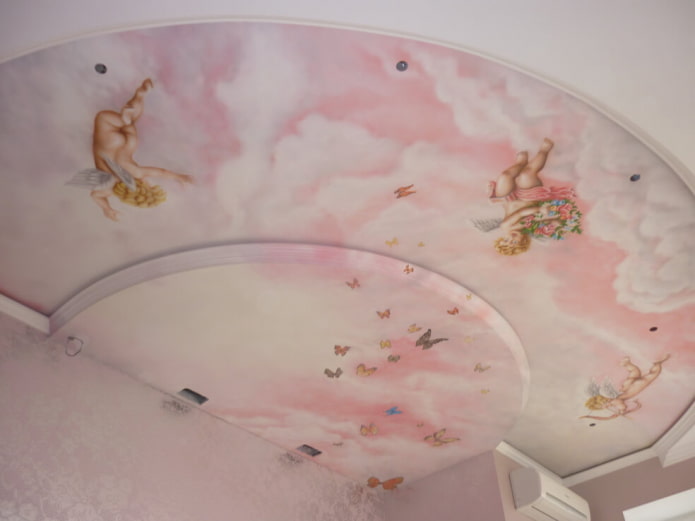 růžový stropní design s potiskem fotografií