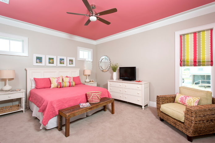 różowy sufit w sypialni