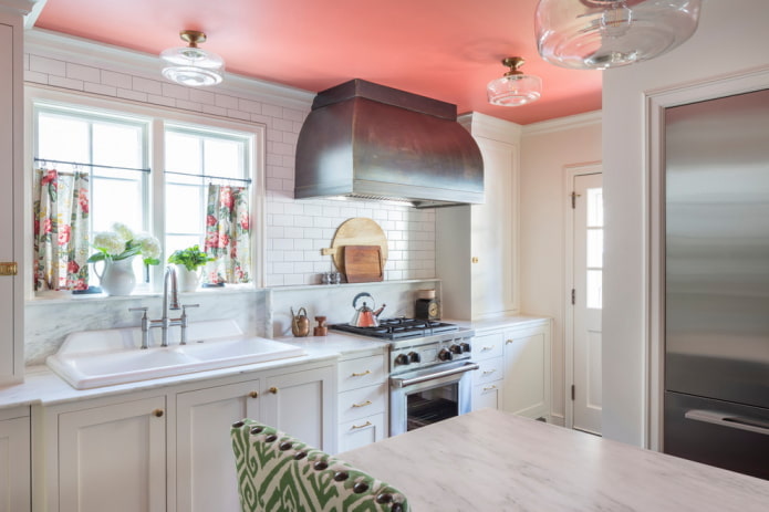 soffitto rosa in cucina