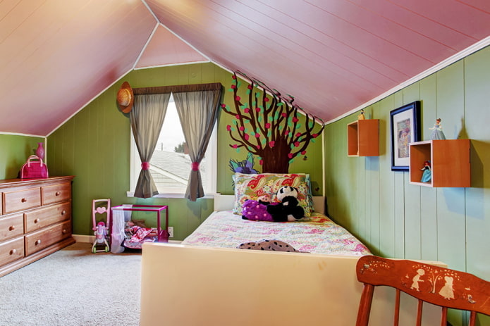 سقف وردي بجدران خضراء