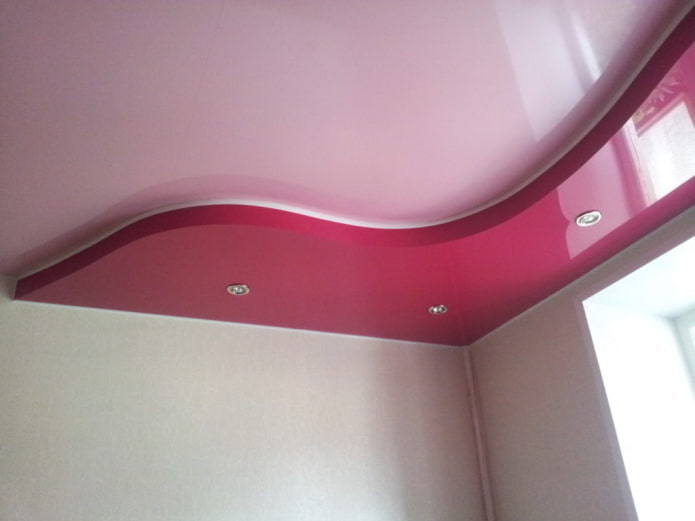 lyserød to-niveau loft struktur