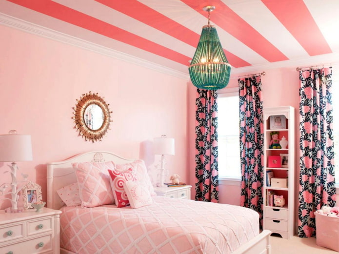 růžová tapeta na stropě v interiéru