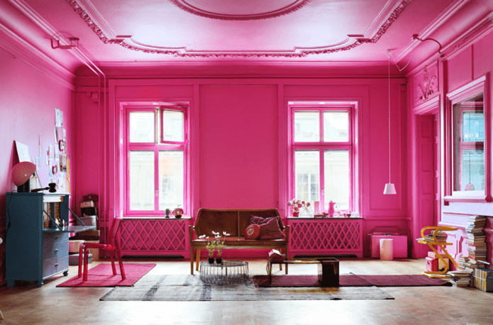 różowa konstrukcja sufitu ze sztukaterią