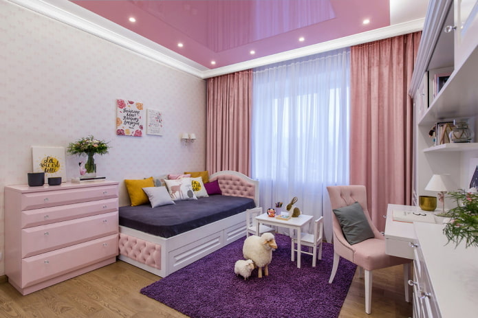 soffitto teso rosa nella stanza dei bambini