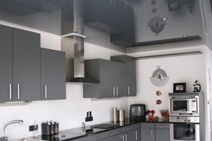 pilka lubų konstrukcija virtuvėje