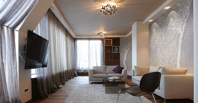 sivá stropná konštrukcia v obývacej izbe