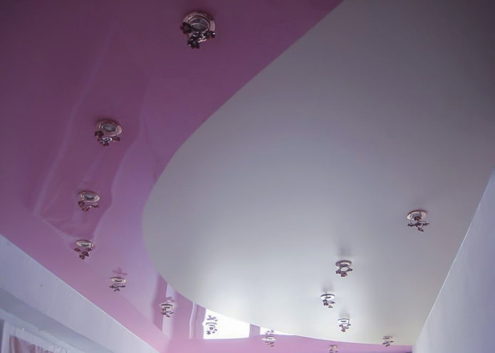 šedo-růžová stropní konstrukce