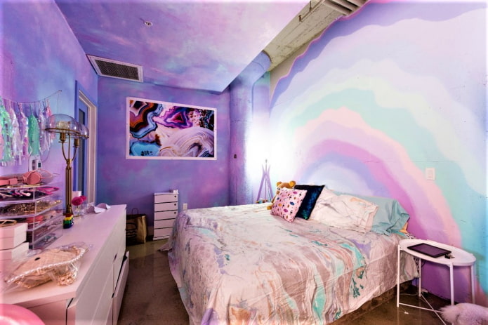 lukisan dinding dengan nada ungu di dinding dan siling