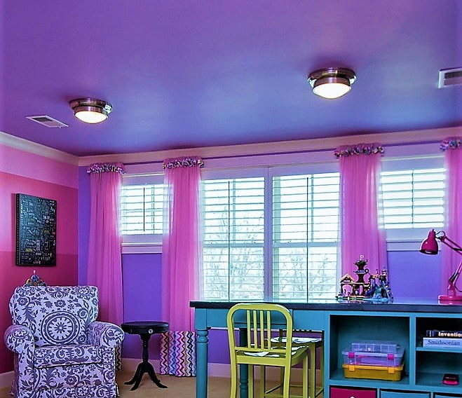 pereții roz sunt combinați cu un tavan liliac
