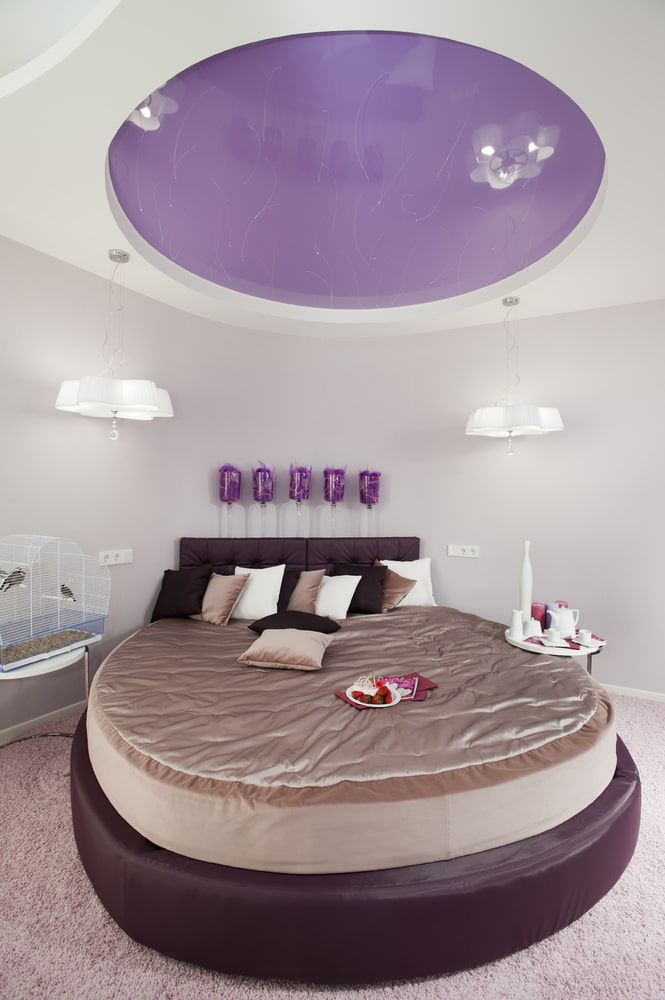 biało-liliowy sufit w sypialni