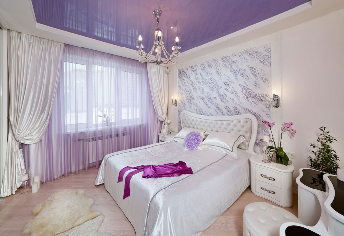 tavan întins violet în dormitor