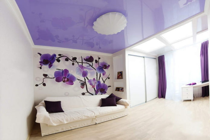 lila plafond in de woonkamer
