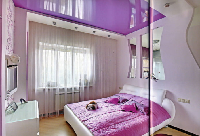 liliowy sufit w sypialni