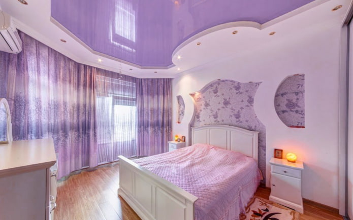 lila spanplafond in de slaapkamer