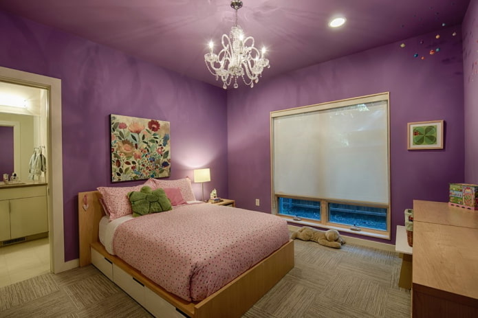 dažytos violetinės lubos interjere