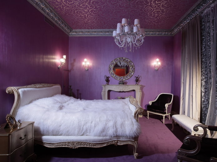 violetinės lubos su raštais miegamajame