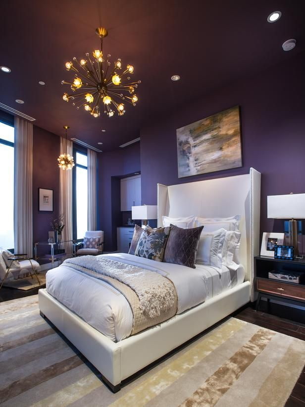 fioletowy sufit w sypialni