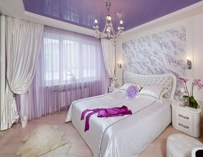 violetinės ir baltos lubos miegamajame