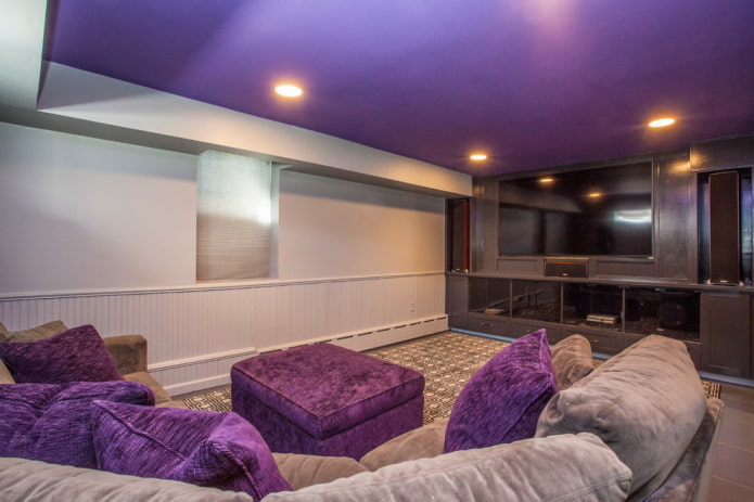 fialový strop s béžovými stěnami