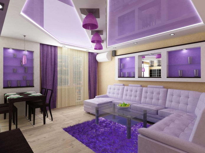 fioletowo-biały sufit w salonie