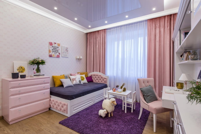 violetinės lubos vaikų kambaryje