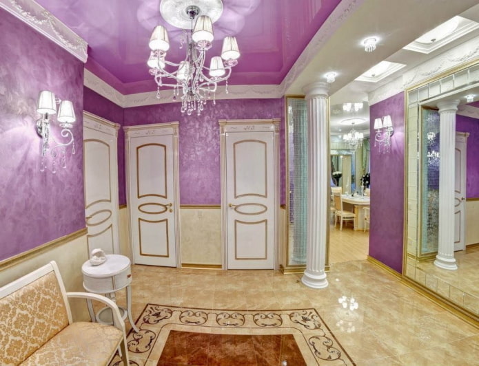 violetinės lubos koridoriuje