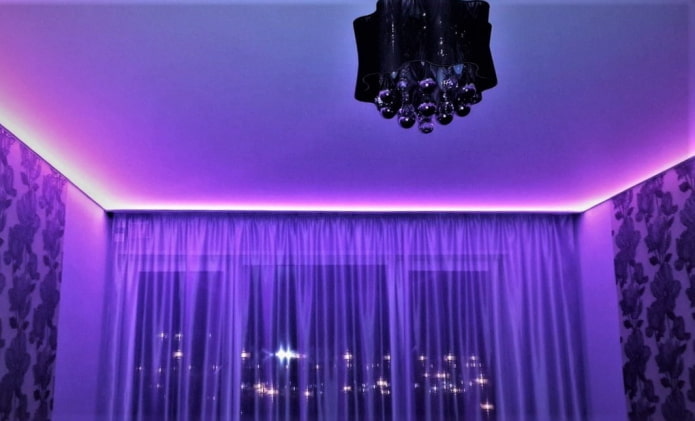 strop vo fialovej farbe s osvetlením