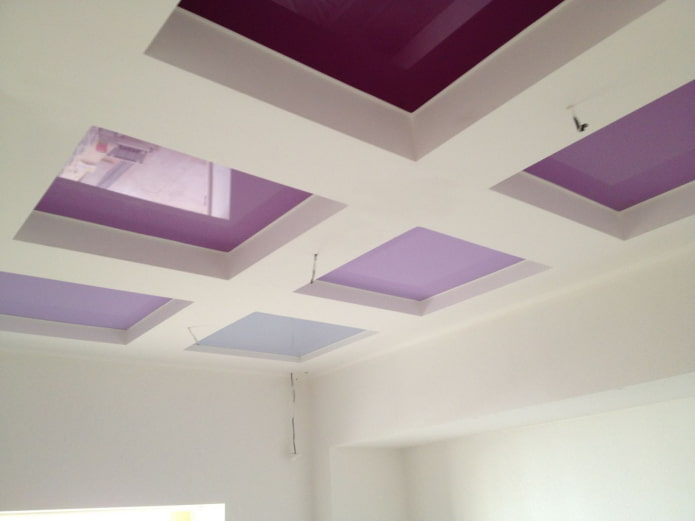 verschillende tinten paars op het plafond