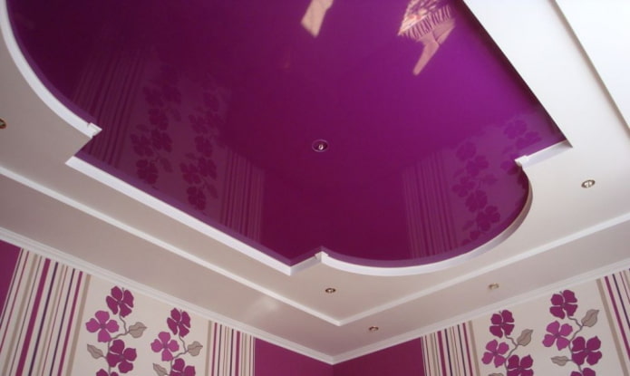 fialový dvojúrovňový strop