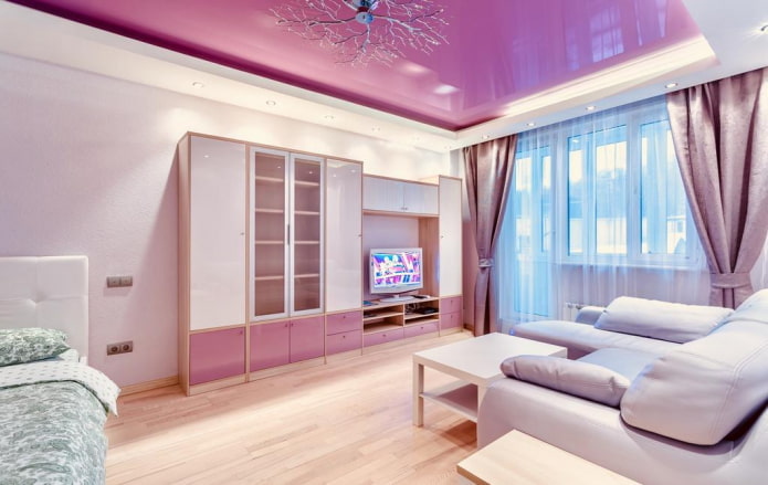 fialový strop v obývacím pokoji