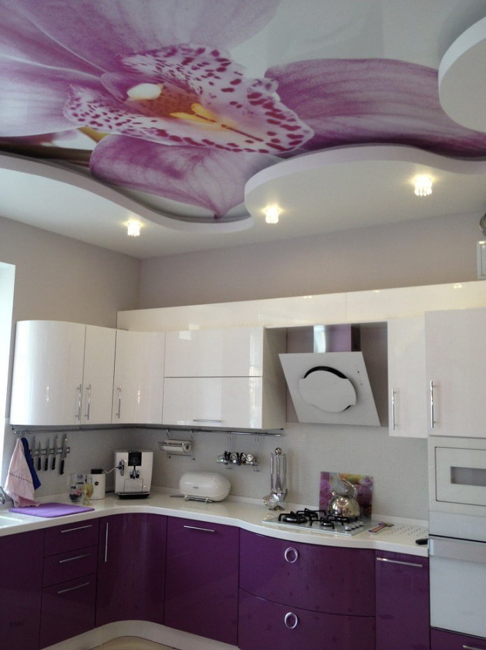 paars plafond in de keuken