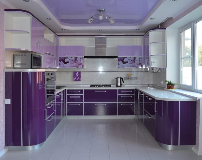 violetinės lubos virtuvėje