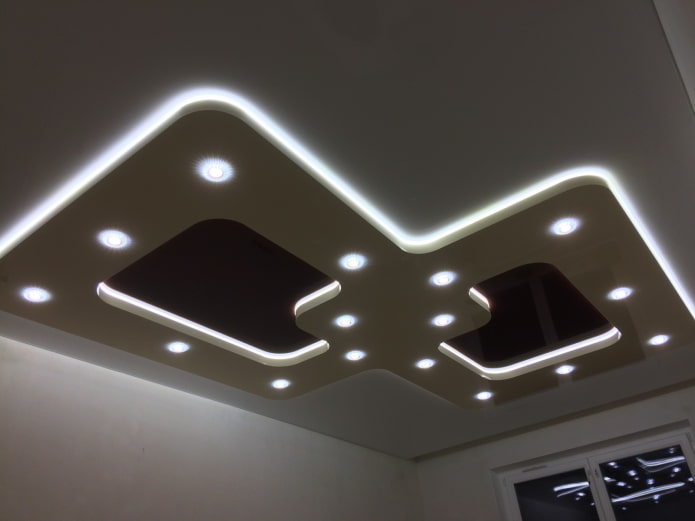struttura del soffitto con illuminazione di contorno
