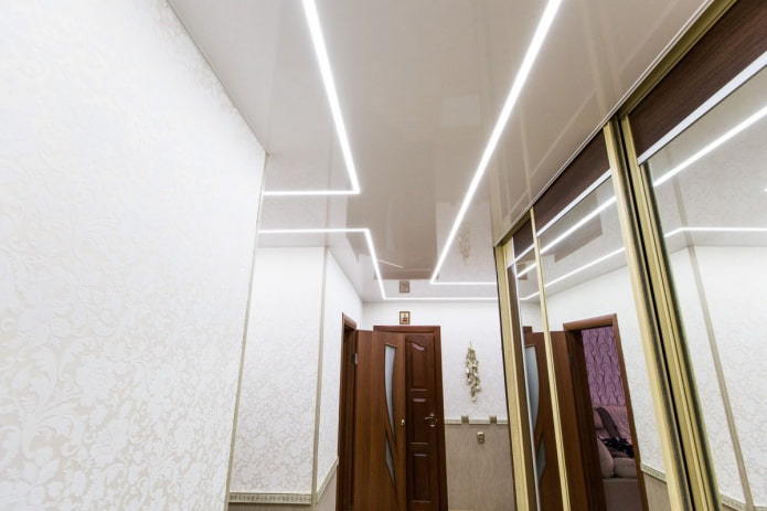 světelné čáry na stropě v interiéru