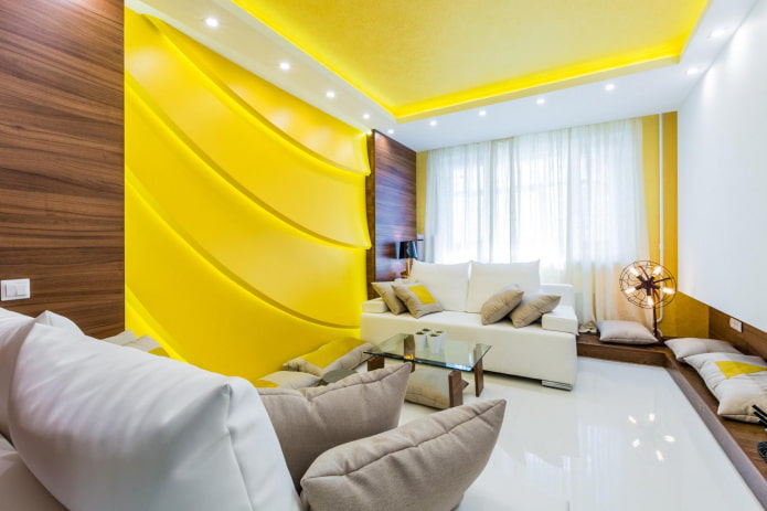 lubų konstrukcija su geltonu apšvietimu