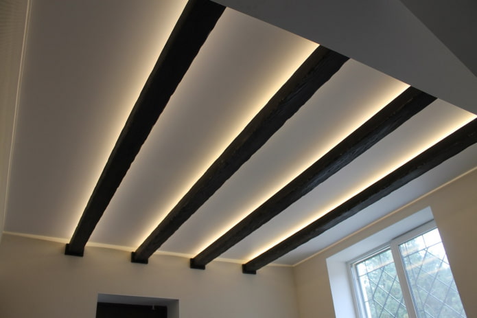 struttura del soffitto con travi e illuminazione