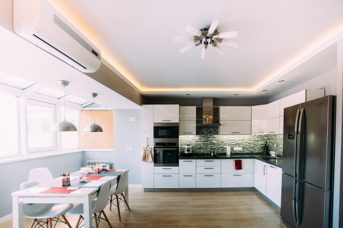 podświetlana konstrukcja sufitu w kuchni
