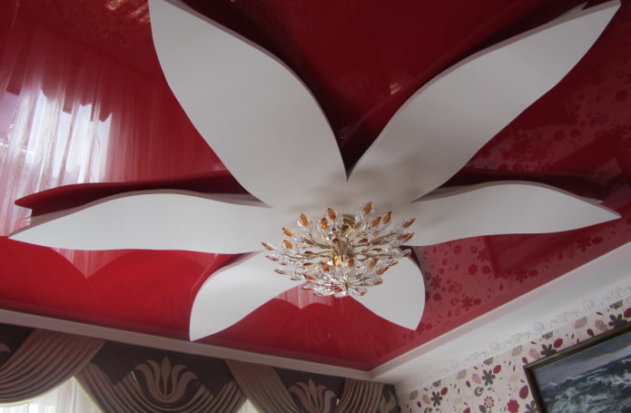 kręcona konstrukcja sufitu w kształcie kwiatu