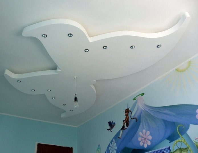 tvarovaná stropná konštrukcia v tvare motýľa