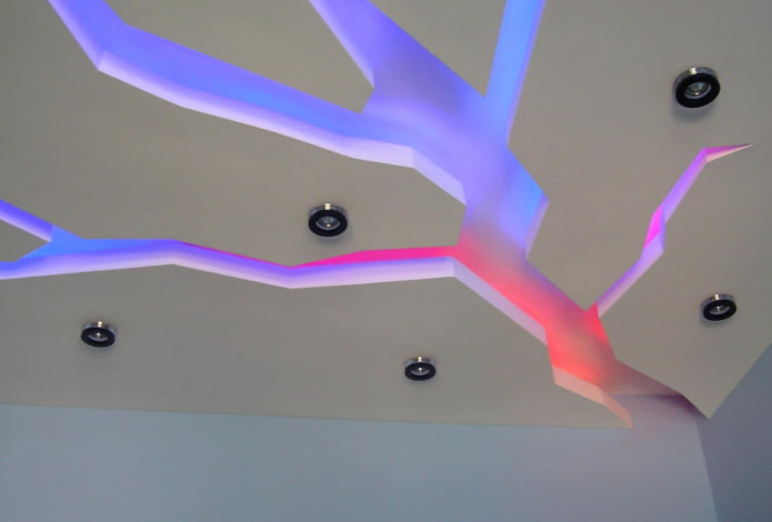 tvarová stropná konštrukcia s osvetlením