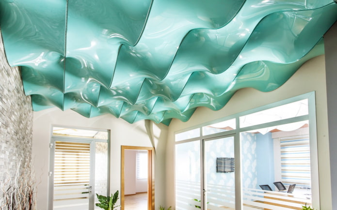 tvarovaná stropní konstrukce ve formě vlny