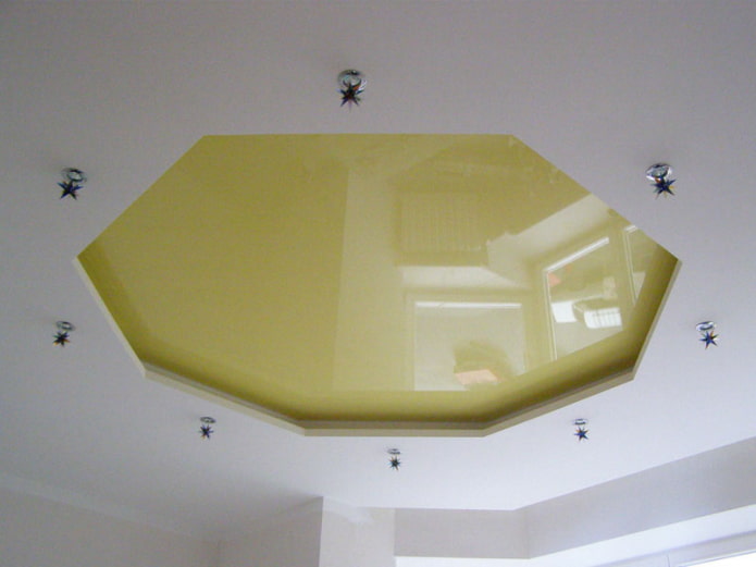kudrnatá stropní konstrukce ve tvaru mnohoúhelníku