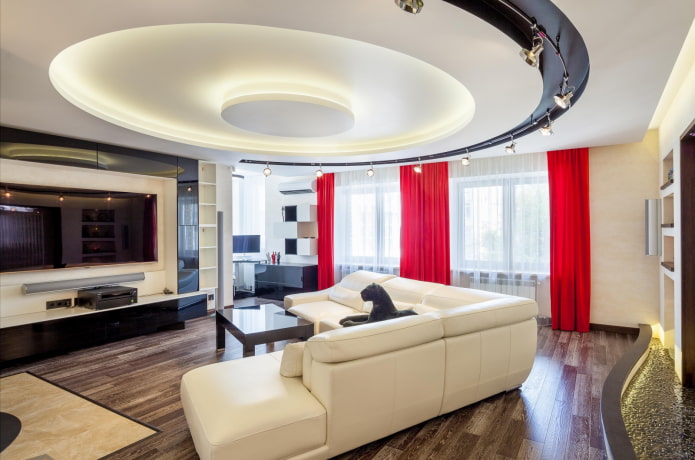 složená stropní konstrukce v obývacím pokoji