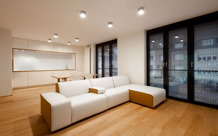 plankumi uz griestiem dzīvojamās istabas interjerā