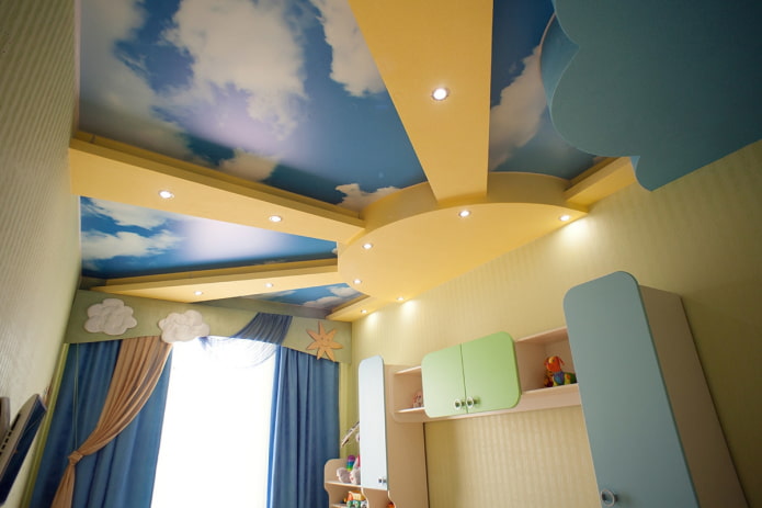 stropní konstrukce ve tvaru slunce v dětském pokoji