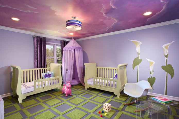 paars plafond in de kinderkamer