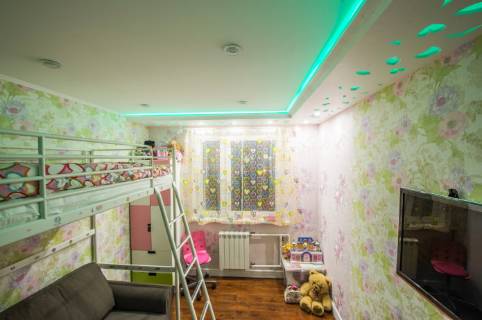 osvětlená stropní konstrukce v dětském pokoji
