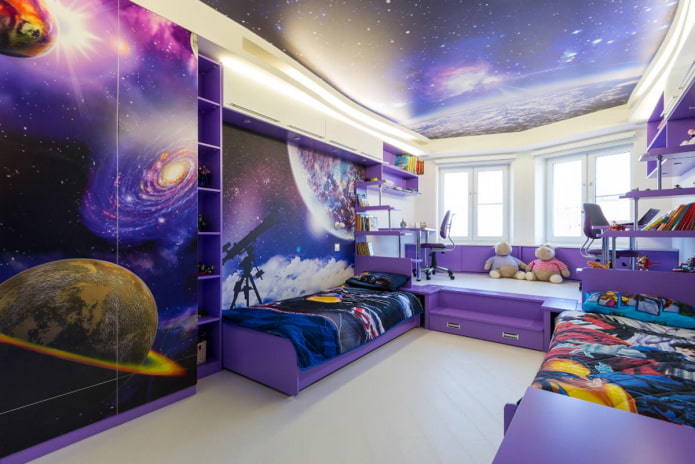 espace au plafond dans la chambre d'enfant
