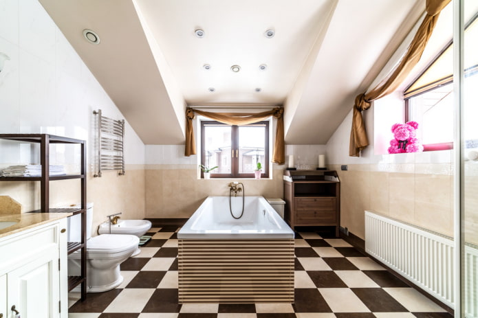 stropný dizajn v interiéri kúpeľne v podkroví