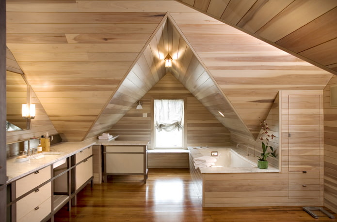 dřevěný strop v interiéru koupelny